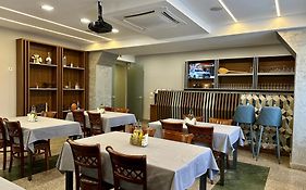 Lira Pacific Aparthotel